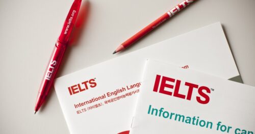 Du học Canada nên chọn IELTS hay TOELF?