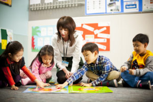 Vì sao không nên cho con đi du học quá sớm