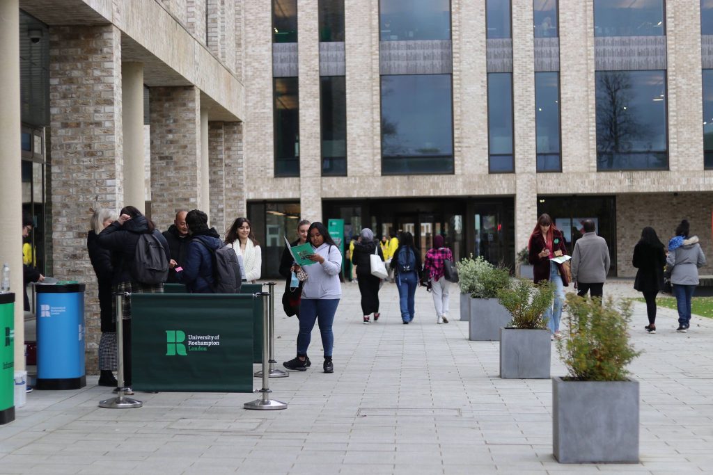đại học Roehampton quy tụ nhiều nhân tài đến từ khắp nơi trên thế giới
