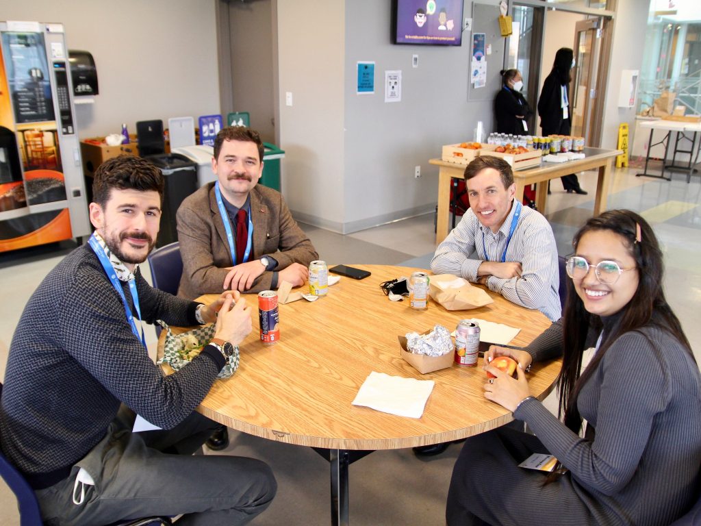 Columbia College cũng cung cấp các chương trình trung học