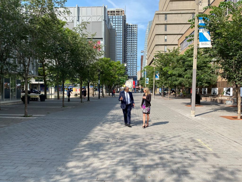 Đời sống tại khuôn viên trường Toronto Metropolitan University thật nhộn nhịp