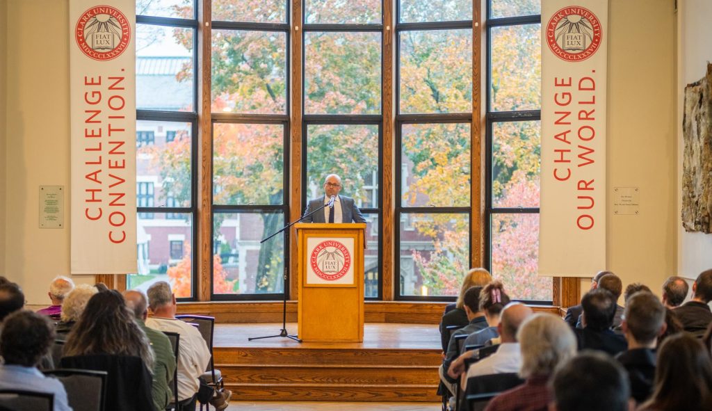 Hãy đến với đại học Clark University