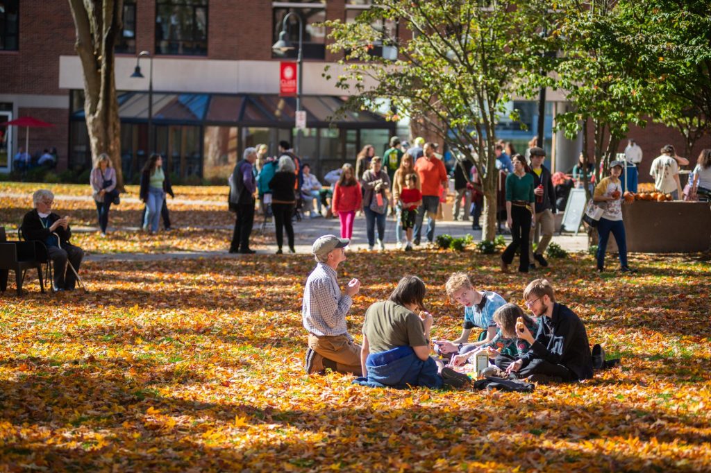 Clark University chào đón sinh viên khắp nơi trên thế giới