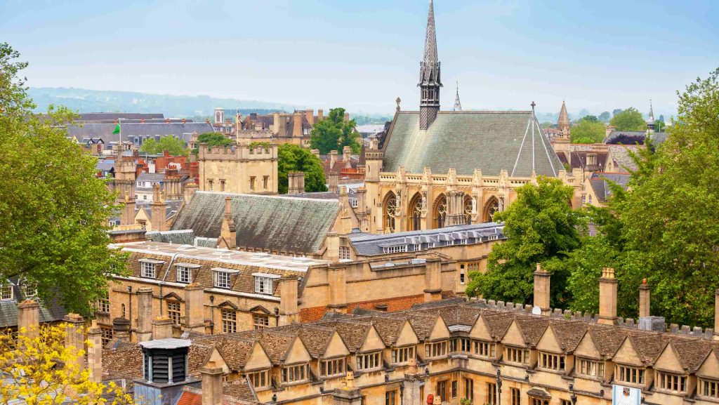 Du học Anh cần tìm hiểu ngôi trường phù hợp với ngân sách du học