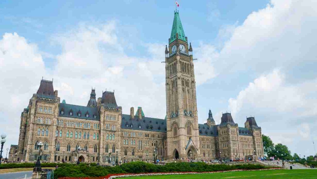 Du học Canada xin visa cần chọn đơn vị uy tín như EduTrust để trợ giúp