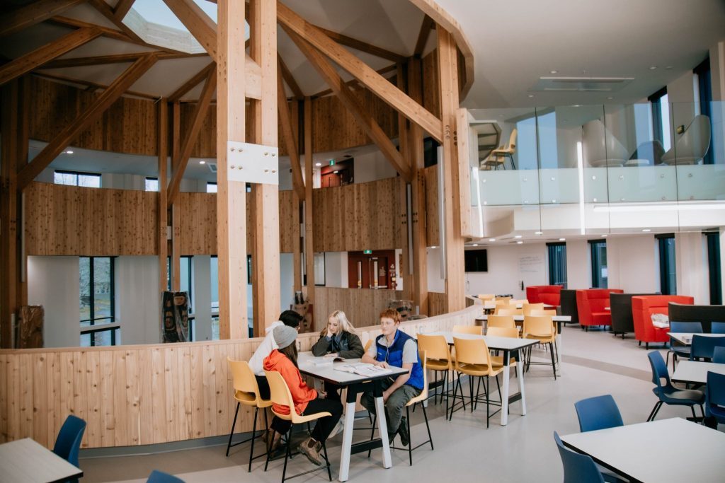 Coast Mountain College là một tổ chức sau trung học được công nhận