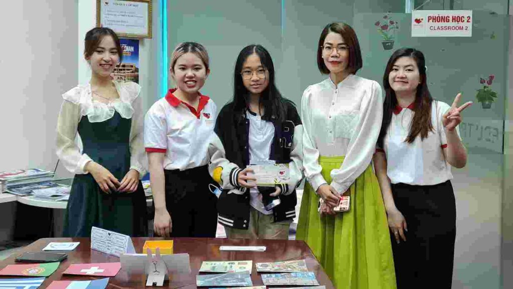 Du học EduTrust chụp ảnh lưu niệm cùng khách hàng