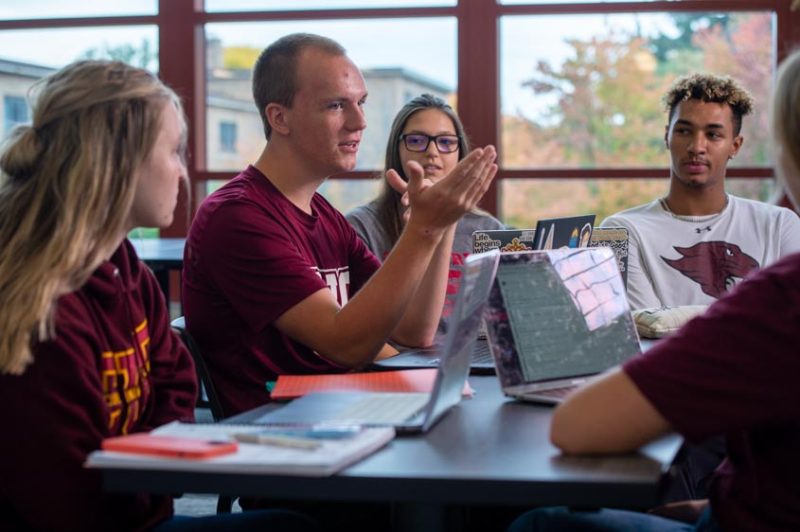 Concordia University Chicago có màu đỏ truyền thống