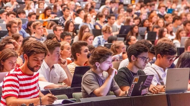 Nhiều chương trình học bằng tiếng Anh
