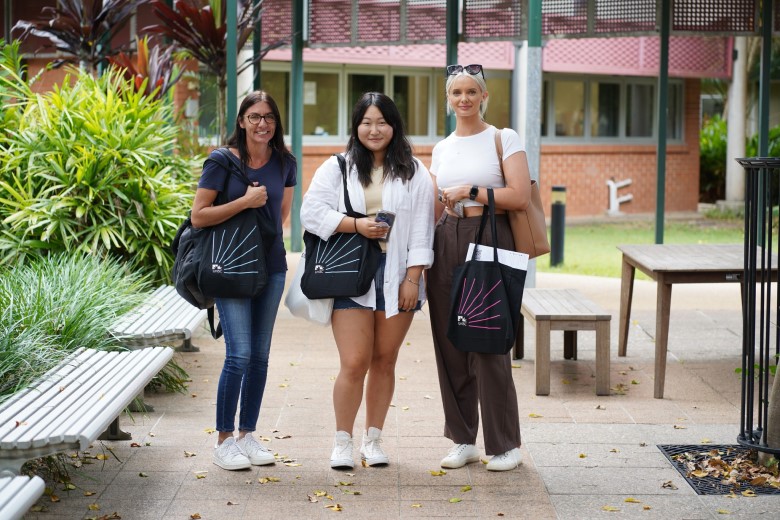 Sinh viên hạnh phúc trong học khu của University of the Sunshine Coast 