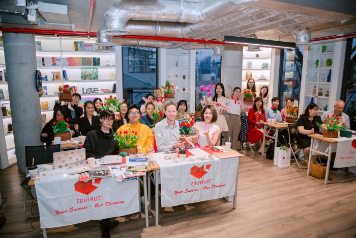 Du học EduTrust thật nhiều bó hoa đẹp hoàn thành trong sự kiện
