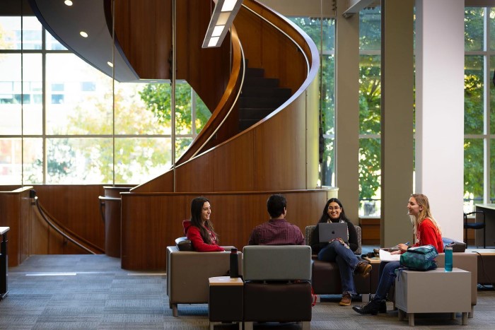 Carleton University có nhiều chương trình cấp bằng và chứng chỉ