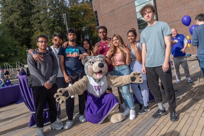 Sinh viên University of Washington Bothell và linh vật của trường