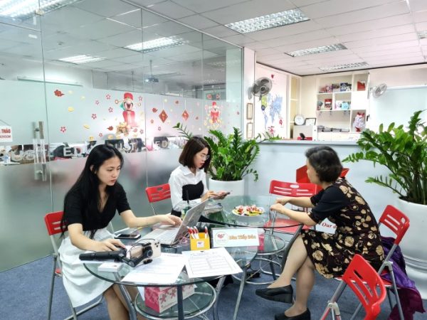 Du học EduTrust tư vấn cho khách hàng bên lề hội thảo