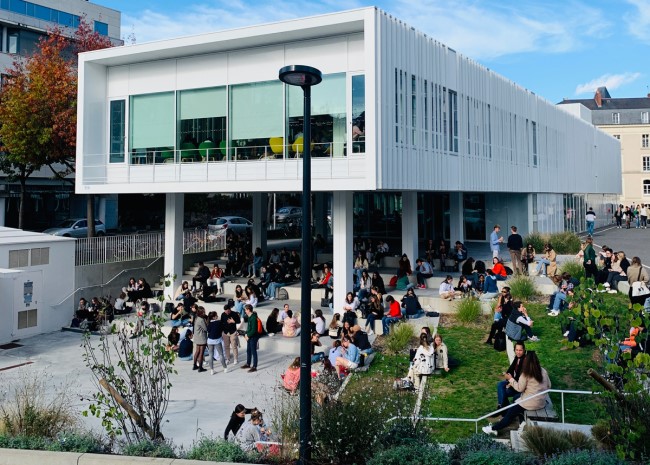 Universite Catholique De L'Ouest cung cấp chương trình cử nhân và thạc sĩ