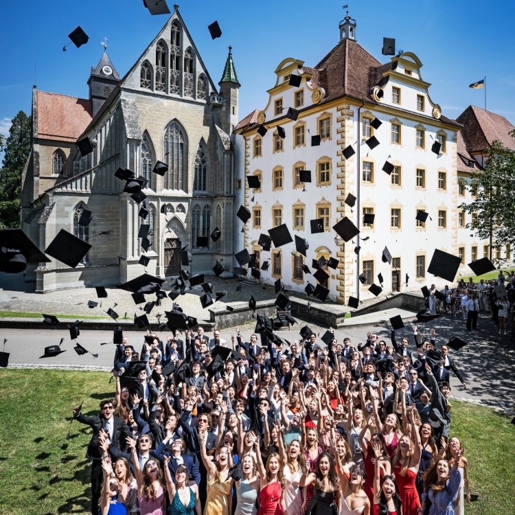 Học sinh bên ngoài tòa nhà tại Salem International Boarding School