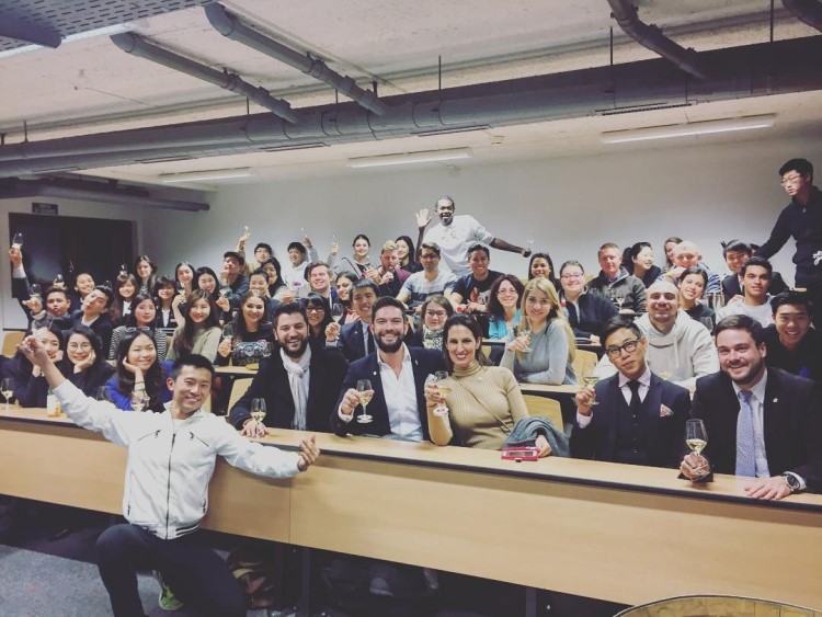 Sinh viên chụp ảnh lưu niệm tại Les Roches International Hotel Management School