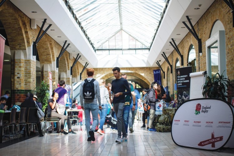 Bên trong khuôn viên The University of Greenwich