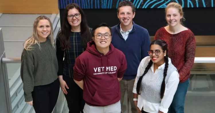 University of Calgary nhóm sinh viên đứng chụp ảnh