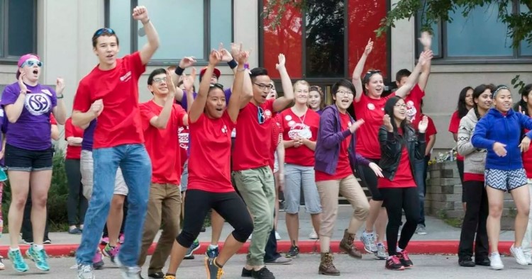 University of Calgary nhóm sinh viên vui mừng