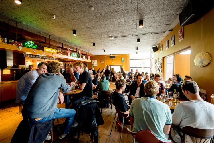 Sinh viên trong hội trường Van Hall Larenstein