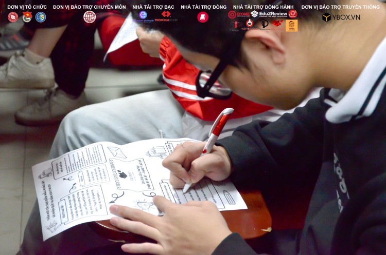 Du học EduTrust phát phiếu khảo sát cho sinh viên