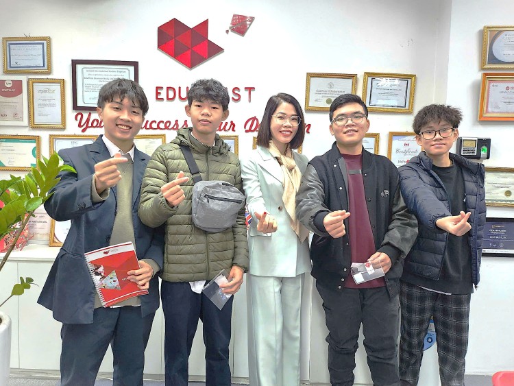 Du học EduTrust chụp ảnh lưu niệm cùng học sinh