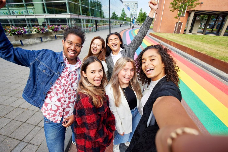 Một nhóm sinh viên đang chụp ảnh lưu niệm HU University of Applied Sciences Utrecht