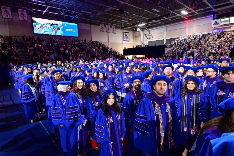 Đông đảo sinh viên trong lễ tốt nghiệp tại American University