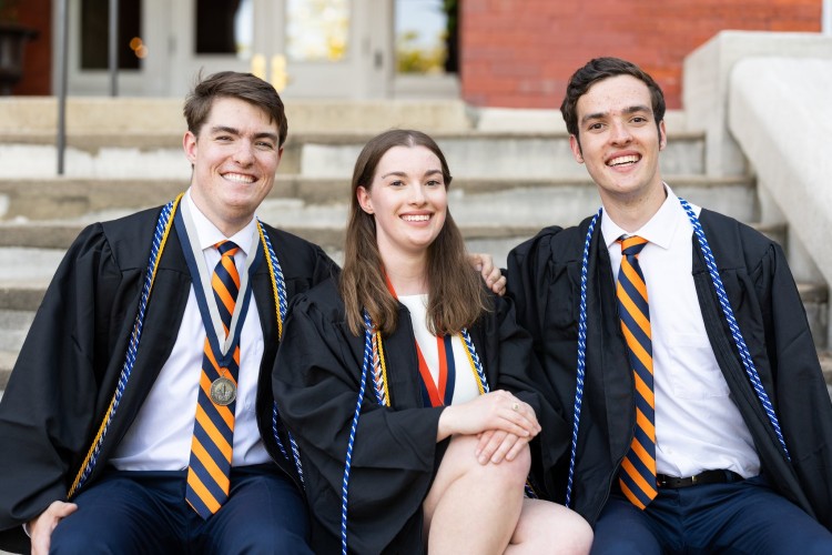 Auburn University 3 sinh viên chụp ảnh lưu niệm