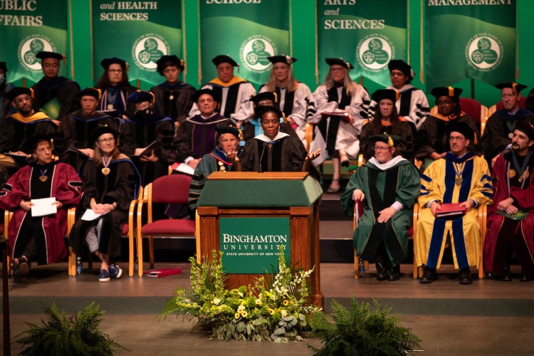 Binghamton University bục vinh danh sinh viên