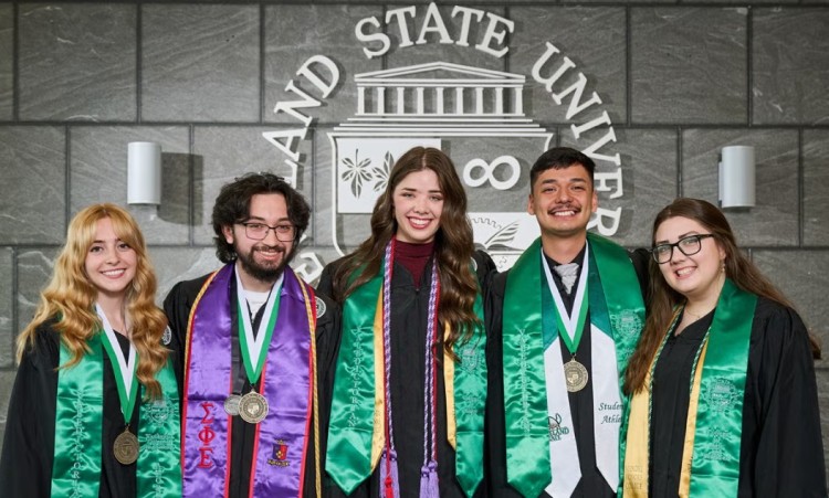 Sinh viên chụp ảnh lưu niệm tại Cleveland State University