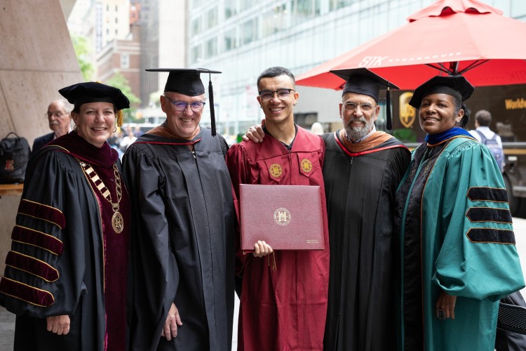 Sinh viên ELON University chụp ảnh lưu niệm với giáo sư