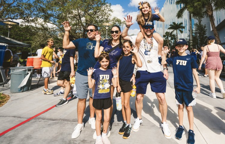 Florida International University gia đình chụp ảnh lưu niệm tại FIU