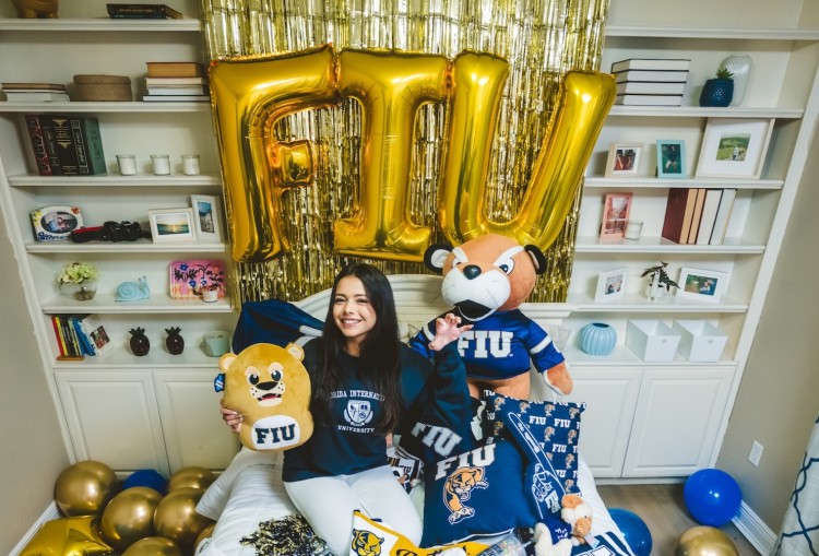 Sinh viên chụp ảnh cùng linh vật của Florida International University