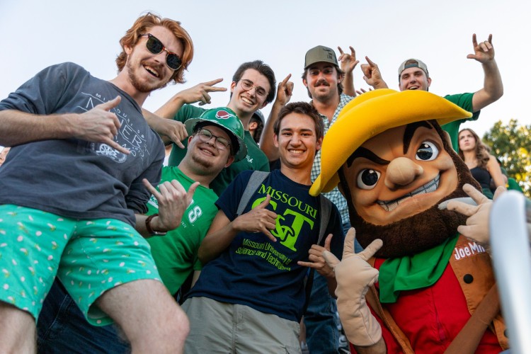 Nhóm sinh viên Missouri University of Science & Technology chụp ảnh lưu niệm