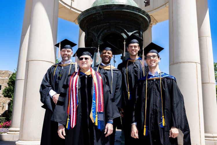 Sinh viên chụp ảnh lưu niệm tại The University of Tulsa