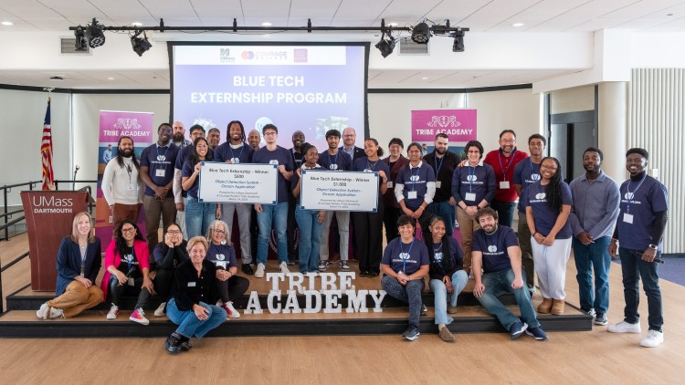 UMass Dartmouth tribe academy nhóm sinh viên chụp lưu niệm