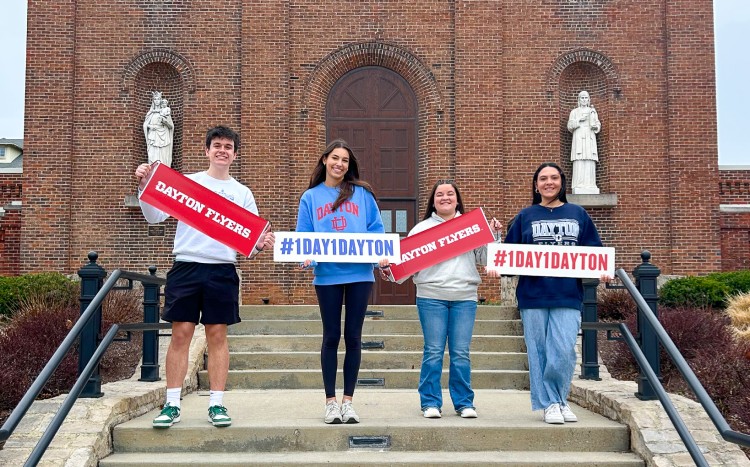 Nhóm sinh viên University of Dayton chụp ảnh lưu niệm
