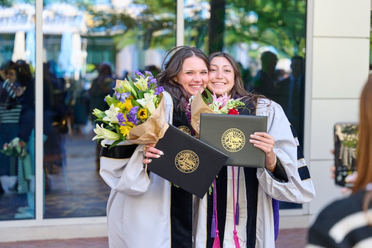 2 sinh viên nữ chụp hình lưu niệm tại University of Idaho