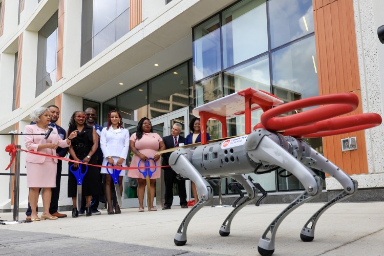 Robot được chế tạo và nghiên cứu bởi University of Illinois Chicago