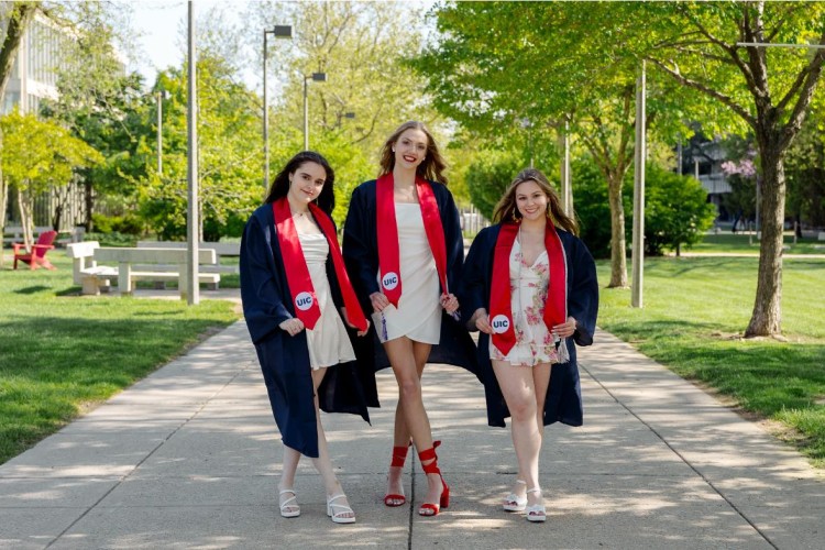 3 sinh viên University of Illinois Chicago chụp ảnh lưu niệm