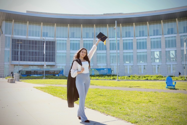 Sinh viên chụp ảnh lưu niệm tại University of Massachusetts Boston