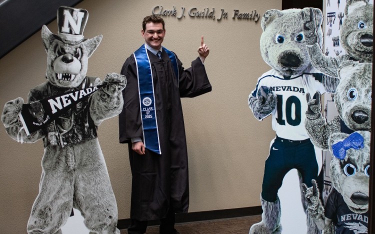 Sinh viên chụp ảnh lưu niệm tại University of Nevada, Reno