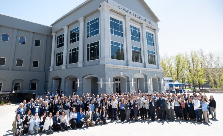 Tập thể sinh viên University of Nevada, Reno cùng chụp ảnh lưu niệm