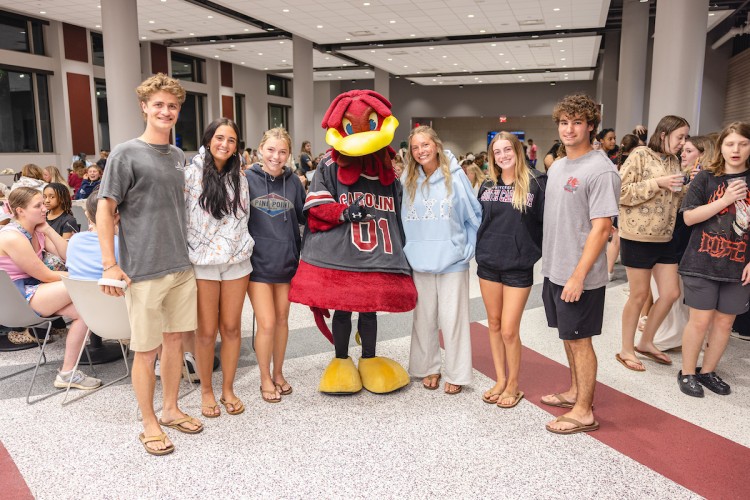 University of South Carolina sinh viên chụp ảnh cùng linh vật