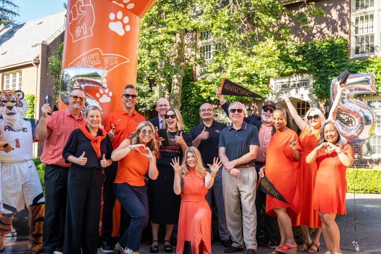 University of the Pacific tập thể chụp ảnh lưu niệm