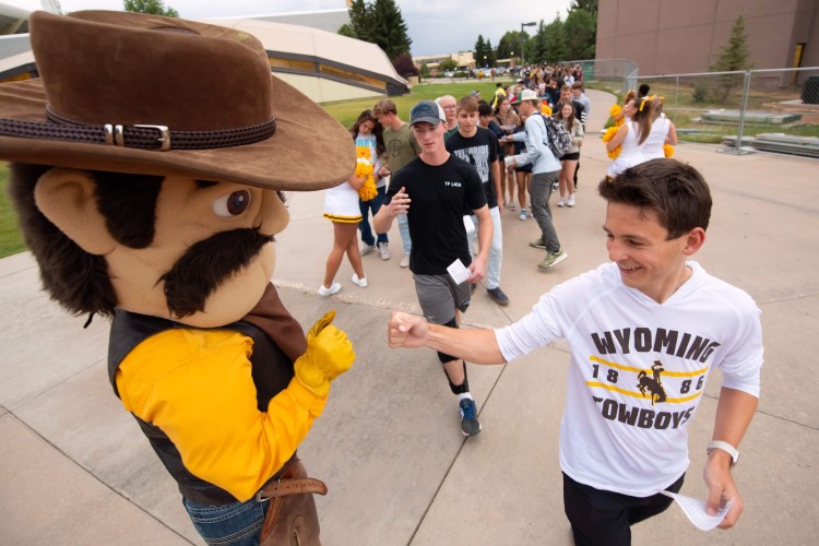 Sinh viên cùng linh vật của University of Wyoming