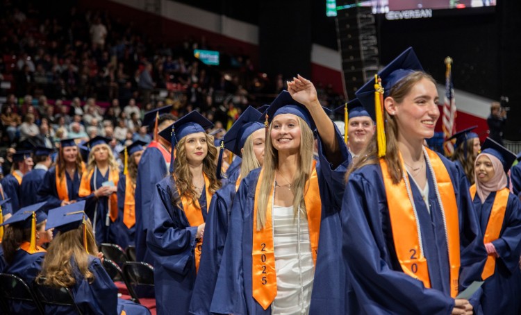 Sinh viên trong ngày lễ tốt nghiệp tại Utica University