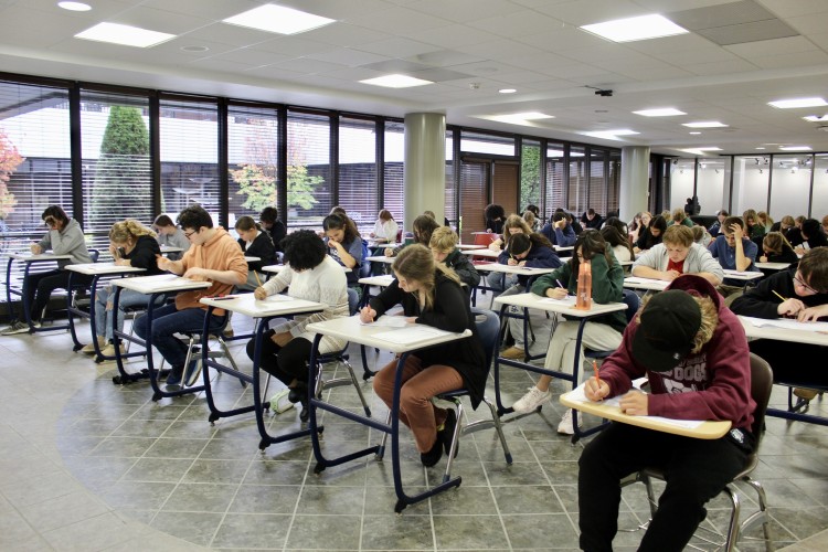 Utica University sinh viên đang ngồi học ở giảng đường